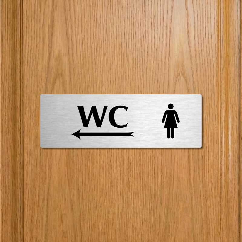 WC ženy vlevo, stříbrná popiska na dveře